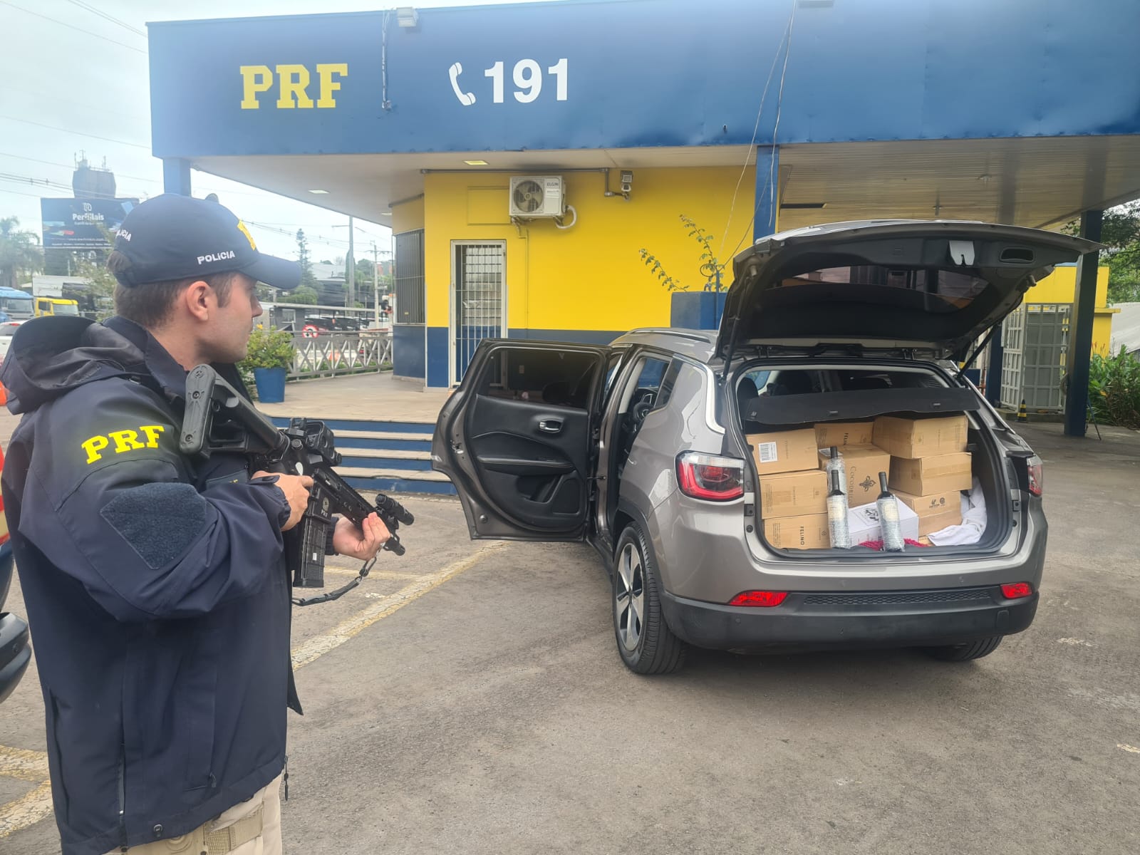 PRF prende casal com veículo furtado e mais de 300 garrafas de vinho, em Vacaria