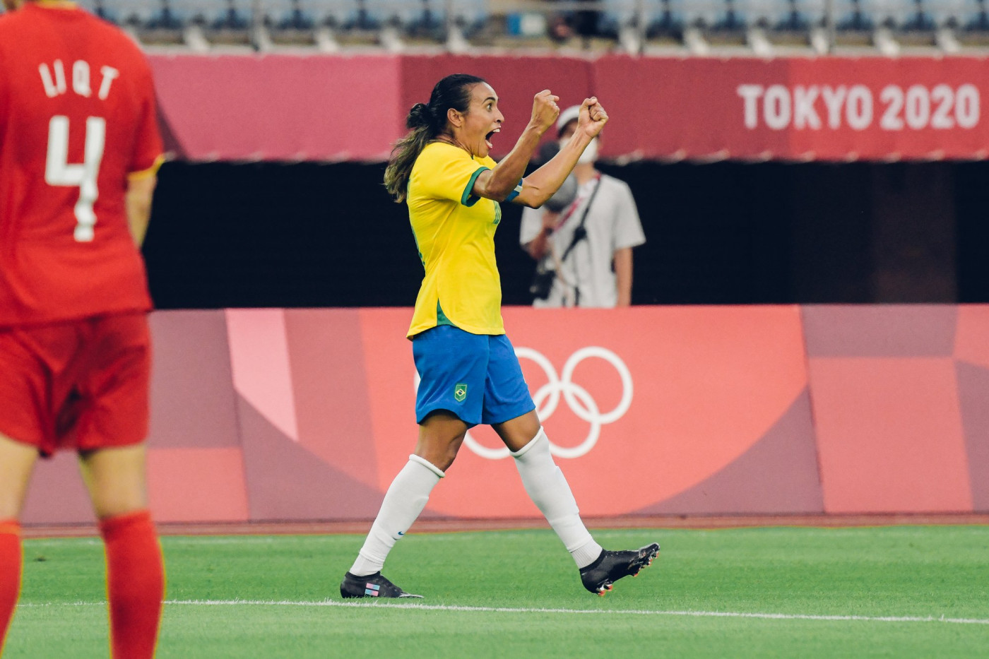 Marta recebe homenagem da Fifa e se emociona durante premiação