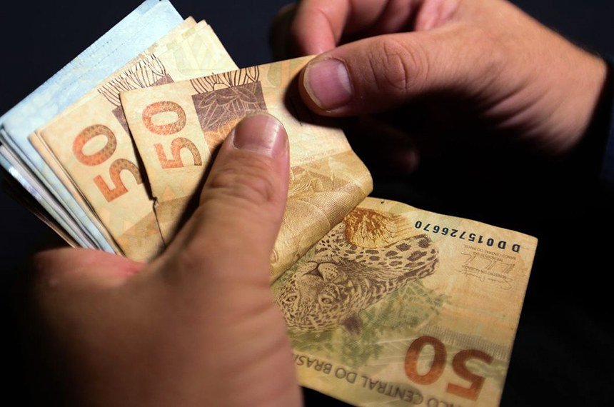 De R$ 64,79 para R$ 1.412: A elevação do valor do salário mínimo com o passar do tempo no Brasil