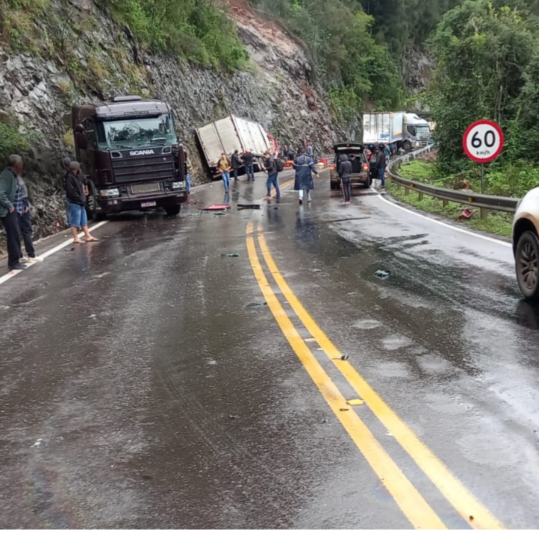 Seis veículos se envolvem em acidente que bloqueia a ERS-122, em Flores da Cunha