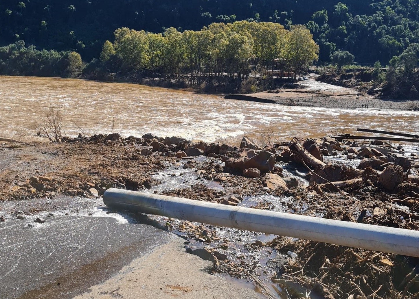 Prefeitura de Cotiporã confirma queda de parte da ponte que liga o município a Bento Gonçalves