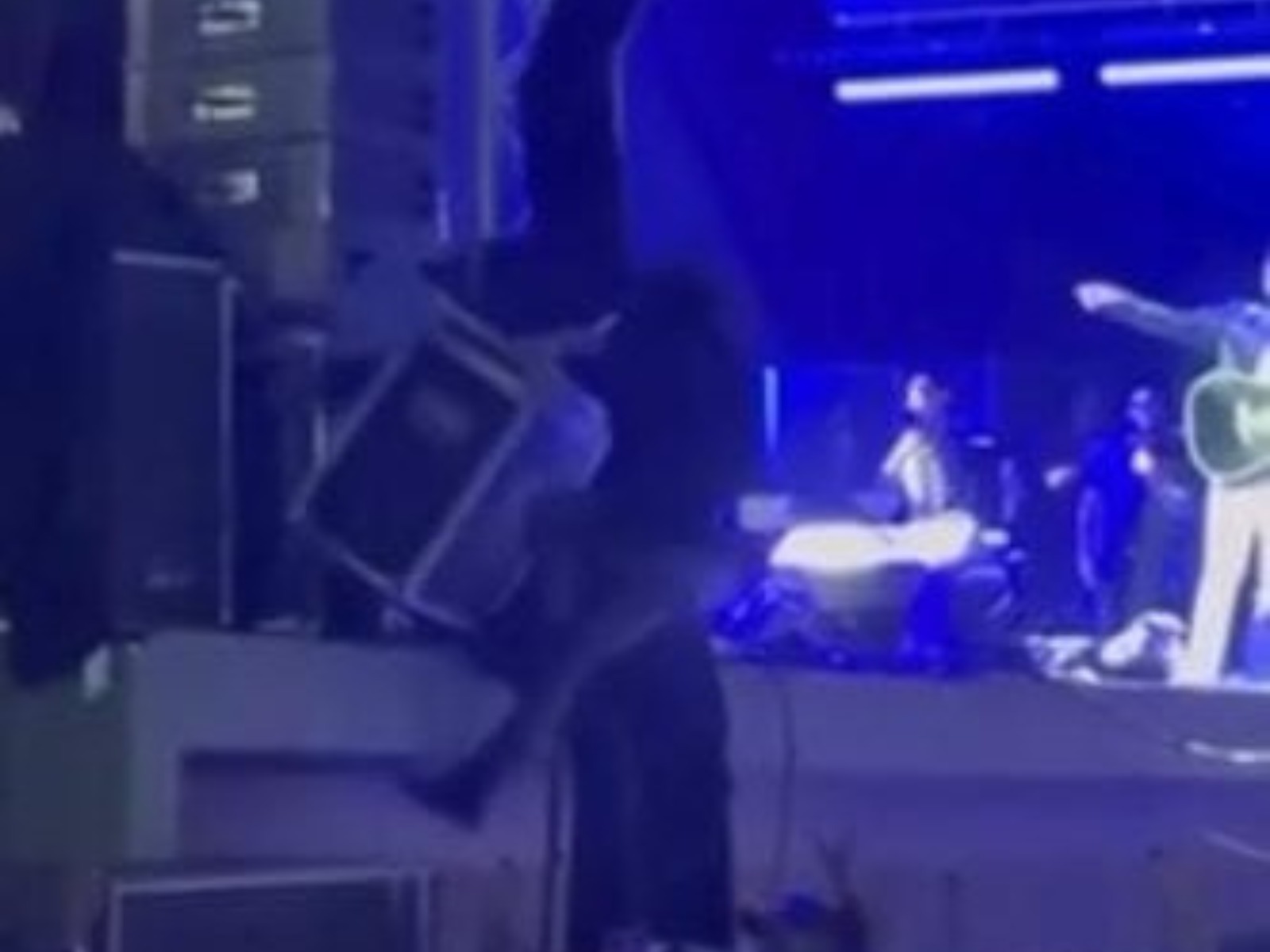 Fã cai ao tentar subir no palco durante show de Gusttavo Lima em Cuiabá