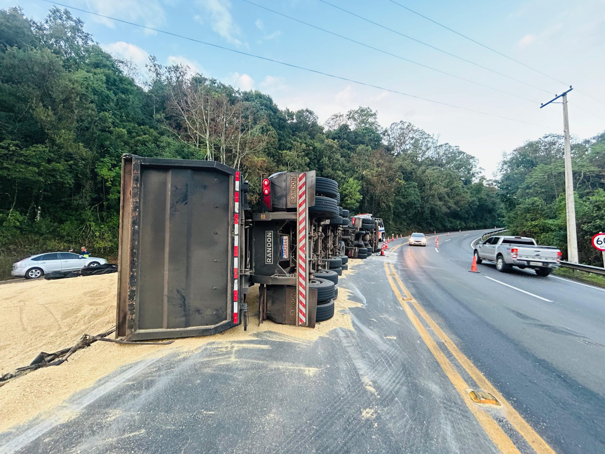 Caminhão tomba e bloqueia pista na ERS-122, entre Caxias do Sul e Flores da Cunha