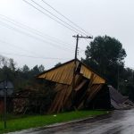 Casarão amarelo desaba após ser atingido por temporal em Flores da Cunha