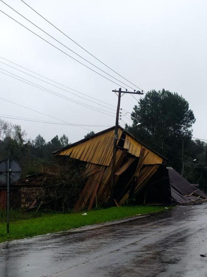 Casarão amarelo desaba após ser atingido por temporal em Flores da Cunha