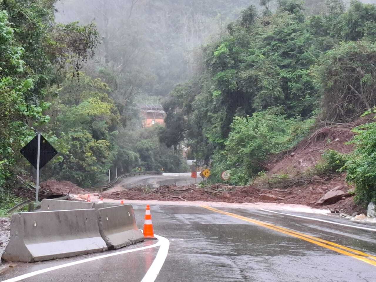 Confira quais estradas da Serra estão bloqueadas nesta segunda-feira em decorrência das chuvas