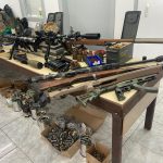 Foragido é preso em Flores da Cunha com arsenal incluindo seis fuzis e armas com numeração raspada