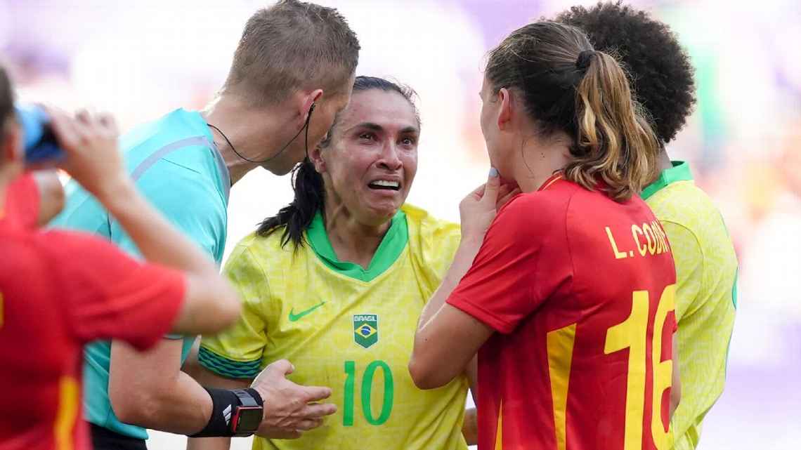 Marta acerta chute na cabeça de espanhola, é expulsa de jogo do Brasil e deixa campo chorando