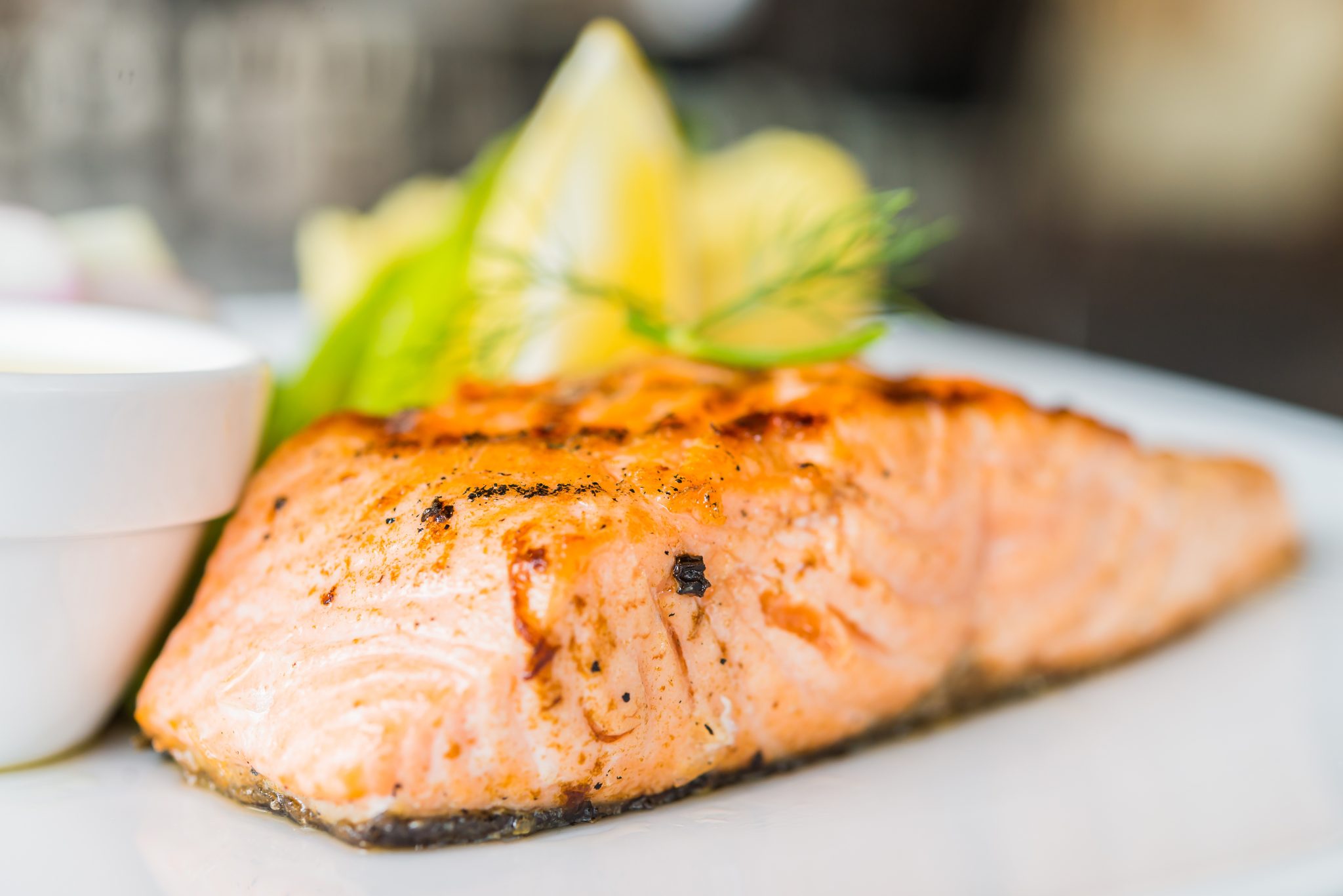 Receita do dia: Salmão grelhado com molho de limão