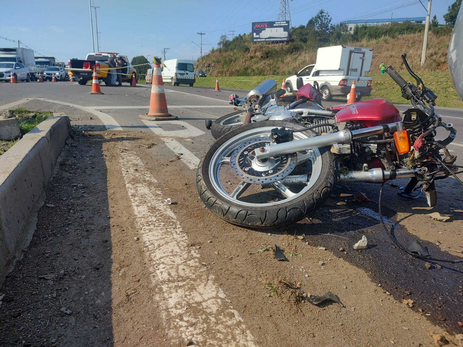 Motociclista morre em colisão com caminhão na ERS-122, em Farroupilha