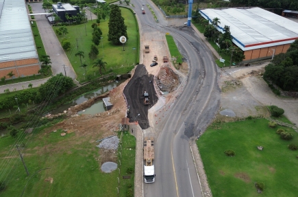 Novo desvio na Avenida 25 de Julho altera novamente o trânsito, em Flores da Cunha