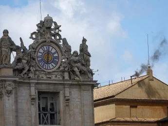Nova fumaça preta no Vaticano adia escolha do novo papa