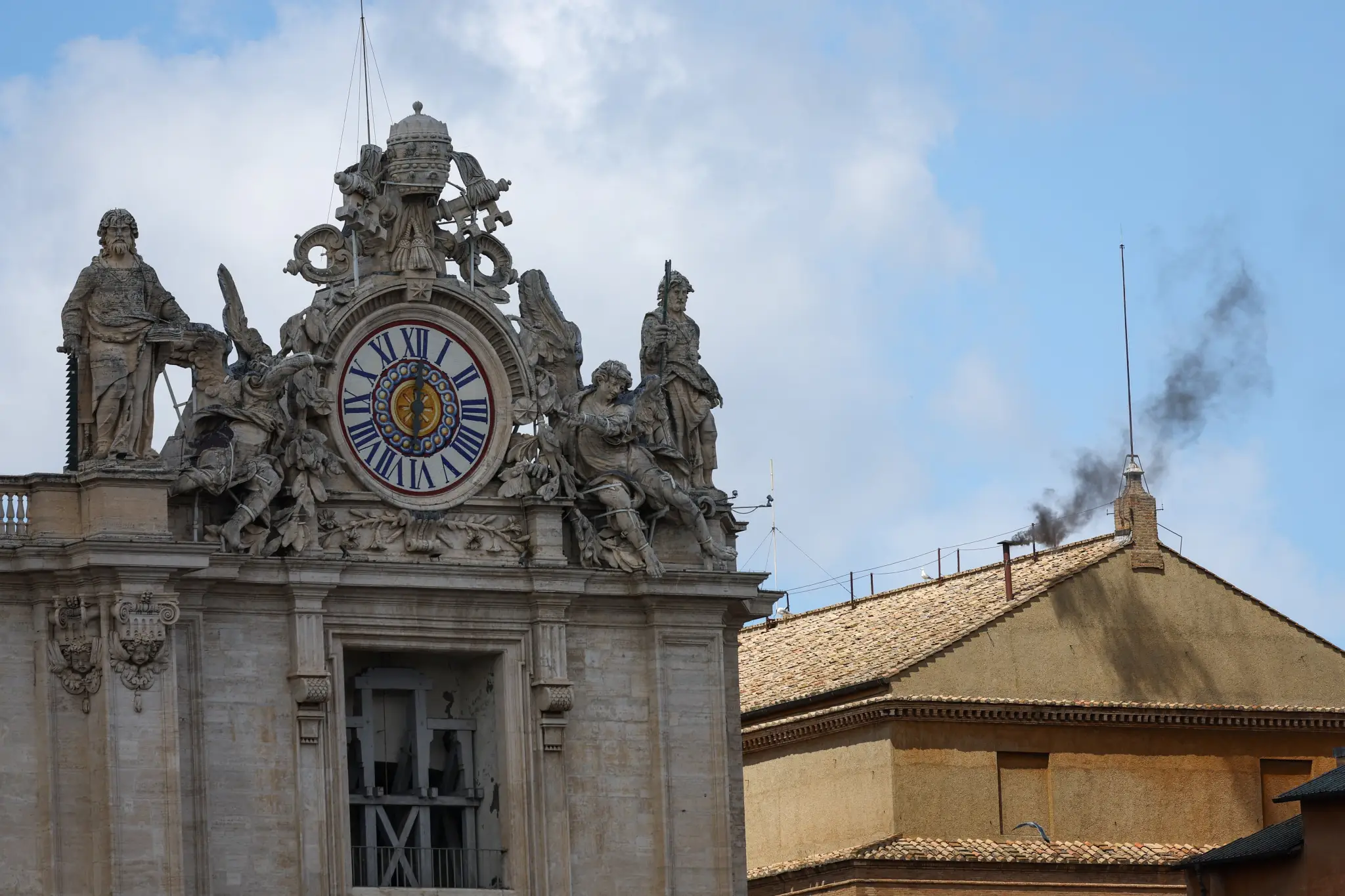 Nova fumaça preta no Vaticano adia escolha do novo papa