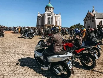 Mais de 4 mil motociclistas participam de romaria ao Santuário de Caravaggio, em Farroupilha
