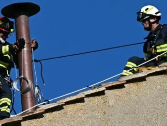Chaminé que anunciará a escolha do novo papa é instalada na Capela Sistina, no Vaticano