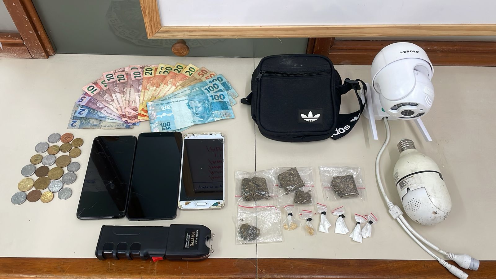 Argentinos são presos por tráfico de drogas e estupro de vulnerável, em Flores da Cunha