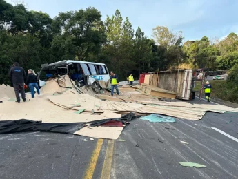 Acidente grave entre caminhão e micro-ônibus deixa feridos na ERS-122, em Flores da Cunha