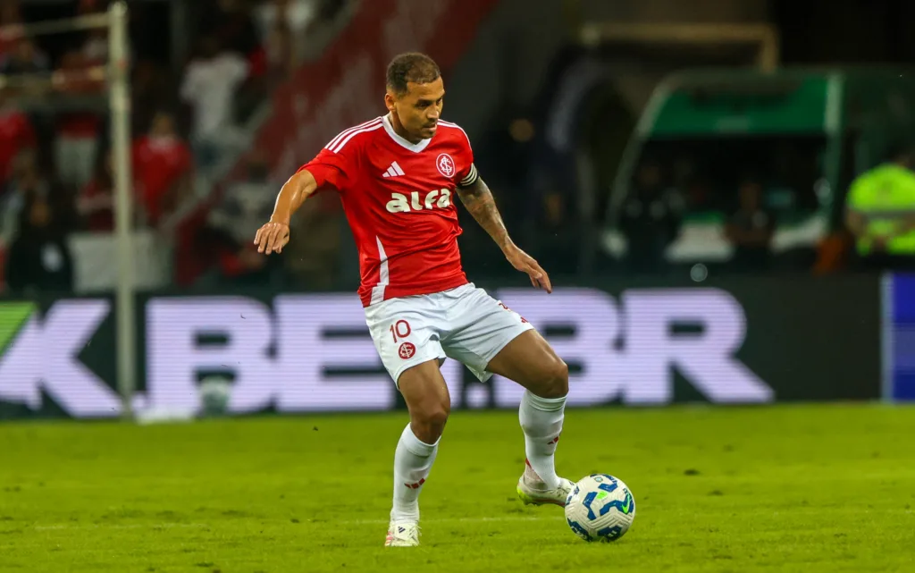 Meia Alan Patrick entra na primeira pré-lista de convocados de Ancelotti na Seleção Brasileira