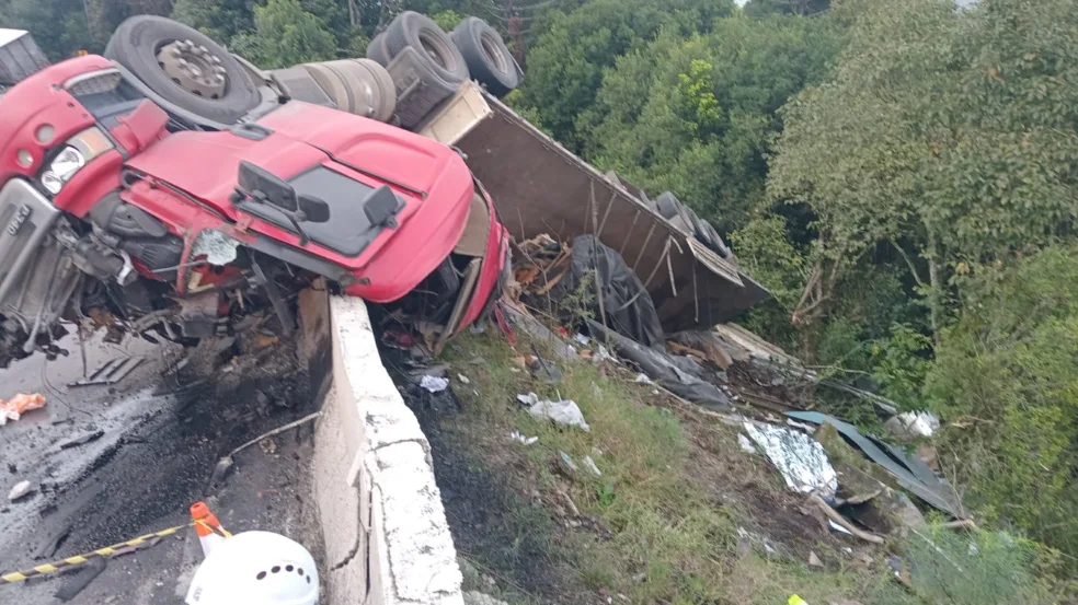 Acidente entre caminhões deixa um morto e interdita ERS-122, em Antônio Prado