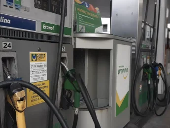 Petrobras anuncia baixa de R$ 0,17 por litro da gasolina a partir desta terça-feira (3)