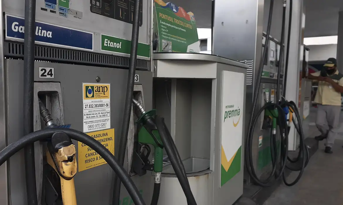 Petrobras anuncia baixa de R$ 0,17 por litro da gasolina a partir desta terça-feira (3)