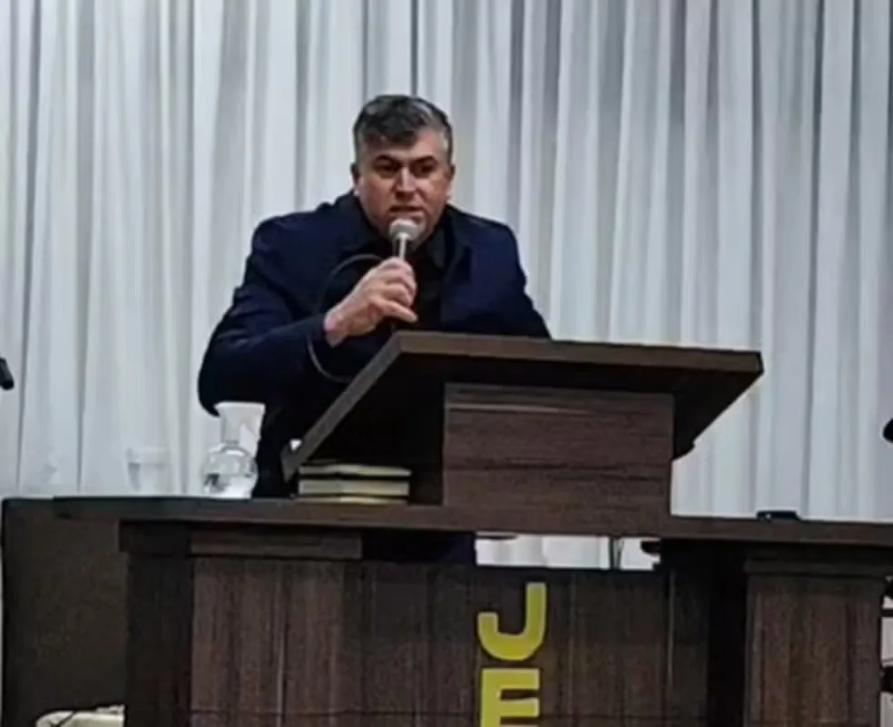 Pastor passa mal e morre durante pregação transmitida ao vivo em igreja de Caxias do Sul