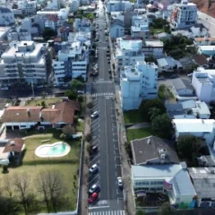 Obras na rede de drenagem são realizadas na Rua Garibaldi em Flores da Cunha