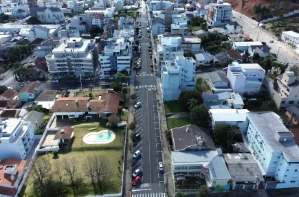 Obras na rede de drenagem são realizadas na Rua Garibaldi em Flores da Cunha