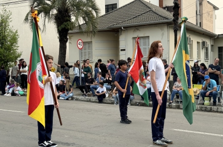 Desfile Cívico altera trânsito e pontos de ônibus neste domingo (7) em Flores da Cunha Desfile Cívico altera trânsito e pontos de ônibus neste domingo (7) em Flores da Cunha